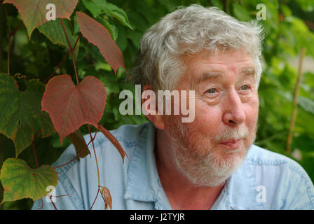 Komponist Harrison Birtwistle an seinem Hause, im Garten und in seinem summerhous Stockfoto