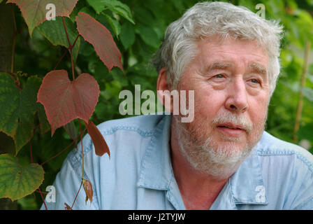 Komponist Harrison Birtwistle an seinem Hause, im Garten und in seinem summerhous Stockfoto