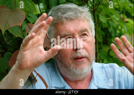 Komponist Harrison Birtwistle an seinem Hause, im Garten und in seinem summerhous Stockfoto