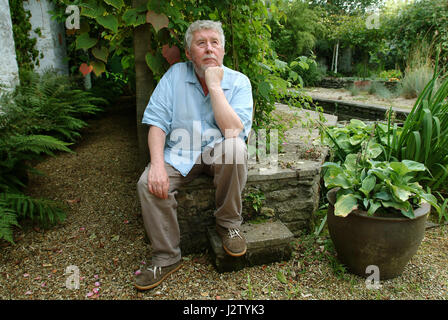 Komponist Harrison Birtwistle an seinem Hause, im Garten und in seinem summerhous Stockfoto