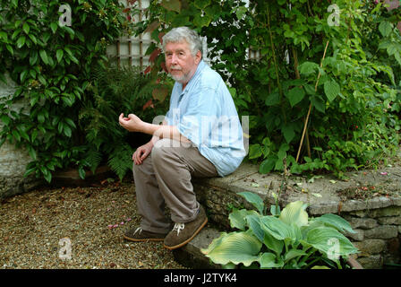 Komponist Harrison Birtwistle an seinem Hause, im Garten und in seinem summerhous Stockfoto