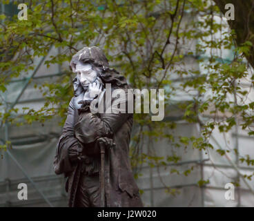 Blick auf Bristol, die auf Edward Colston, Philanthrop, Kaufmann und Sklavenhändler verweisen. Statue von Colston in Bristol Center Statuevandalised 2017 Stockfoto