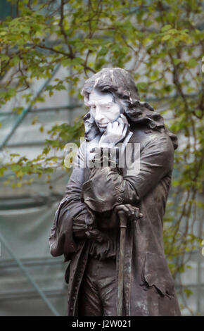 Blick auf Bristol, die auf Edward Colston, Philanthrop, Kaufmann und Sklavenhändler verweisen. Statue von Colston in Bristol Center Statuevandalised 2017 Stockfoto