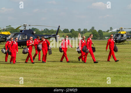 Die roten Pfeile Piloten der britischen Royal Airforce premier Air Display Team wandern zu Ihren Preflight Briefing Stockfoto