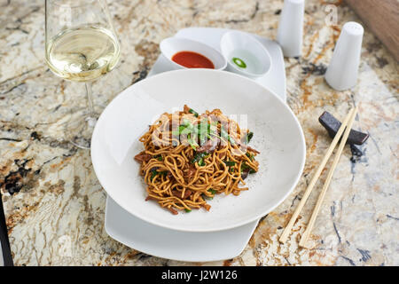 Nudeln mit Entenfleisch, Hühnerfleisch, Shiitake-Pilzen Stockfoto