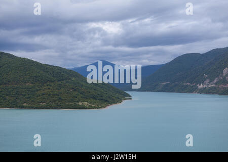 Majestätische Bergsee in Georgien. Am Abend degore Regen Stockfoto