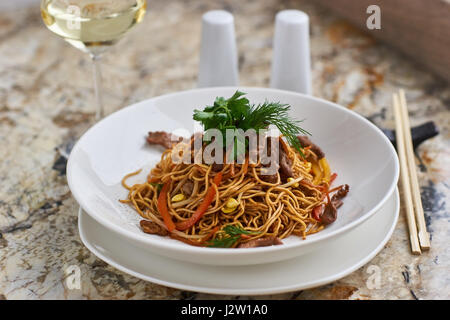 Dünne Nudeln mit Rindfleisch-Scheiben Stockfoto