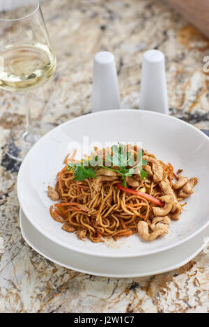 Dünne Nudeln mit Huhn Stockfoto