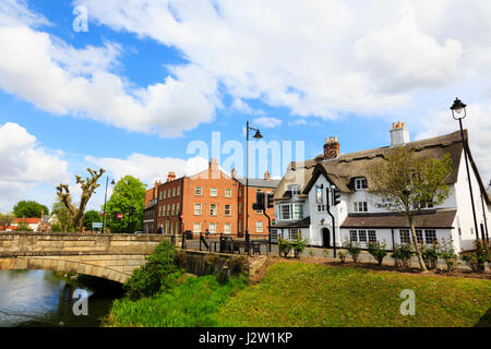 Ye Olde White Horse, reetgedeckte Wirtshaus am Ufer des Flusses Welland, Spalding, Lincolnshire, England Stockfoto