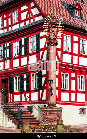 Historisches Fachwerkhaus mit Heiligen Maria Spalte auf dem Marktplatz in Amorbach, Deutschland Stockfoto