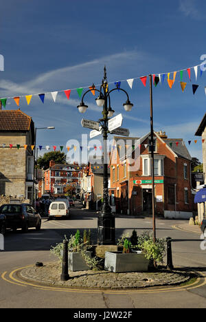 Auf der anderen Straßenseite im Zentrum von Tisbury Ammer. Stockfoto