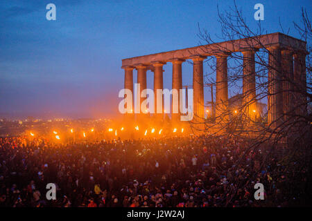 Bild: Allgemeiner Film: "Beltane Fire Festival kündigt den Beginn des Sommers auf Edinburghs Calton Hill an" National Mon Stockfoto