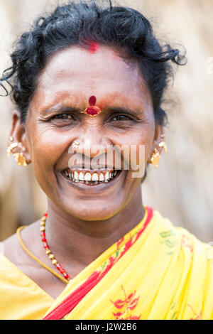 Anschauliches Bild. Pondicherry, Tamil Nadu, Indien - 14. April 2014. Porträt von senior indische Frau in traditioneller Tracht. Arme Frauen traurig lächelnd si Stockfoto