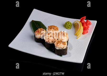 Gebackenes Sushi Roll mit Krebsfleisch, Lachs und avocado Stockfoto