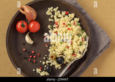Hirse-Salat mit Zutaten Stockfoto