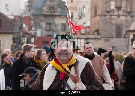 Prag, Tschechische Republik - 30. April 2017: Teilnehmer einer kostümierten Parade in den Straßen von Mala Strana auf Hexe brennen Nacht ("Carodejnice") Stockfoto