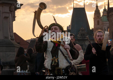 Prag, Tschechische Republik - 30. April 2017: Teilnehmer einer kostümierten Parade in den Straßen von Prag auf Hexe brennen Nacht (Carodejnice), mit Mala Stockfoto