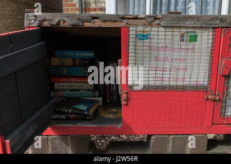 Nachbarschaft Buch tauschen, kostenlose Gemeindebibliothek, Sturton Street, Cambridge Stockfoto