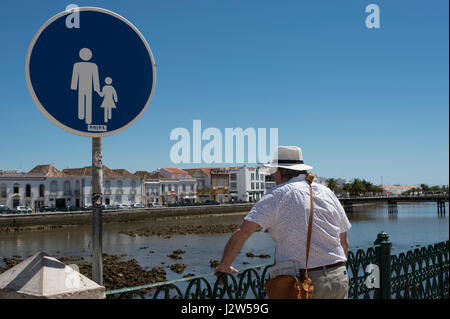 Mann sucht eine Kreuzung des Flusses in Tavira Portugal auf dem Fußgänger Fußweg Stockfoto