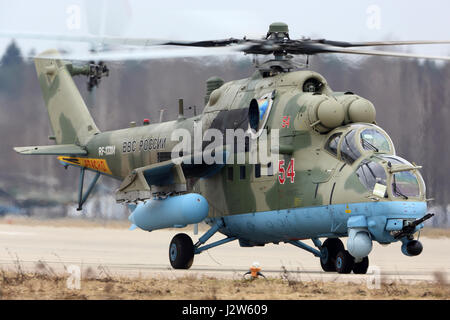 KUBINKA, MOSCOW REGION, Russland - 10. April 2017: Mil Mi - 35 M RF-13384 Kampfhubschrauber der russischen Luftwaffe während der Victory Day Parade Proben an Kub Stockfoto