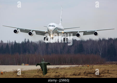 KUBINKA, MOSCOW REGION, Russland - 10. April 2017: Boeing OC-135W 61-2670 der United States Air Force (Open Skies) landet auf dem Kubinka Luftwaffenstützpunkt. Stockfoto