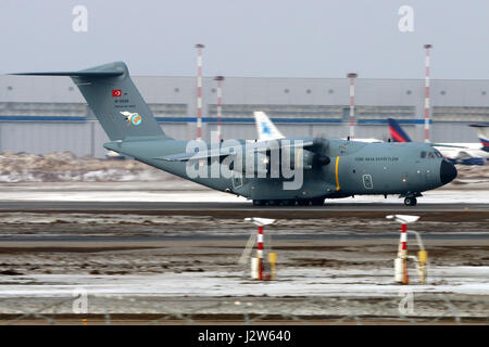 VNUKOVO, MOSCOW REGION, Russland - 8. März 2017: Airbus A400M 14-0028 der türkischen Luftwaffe am internationalen Flughafen Vnukovo. Stockfoto