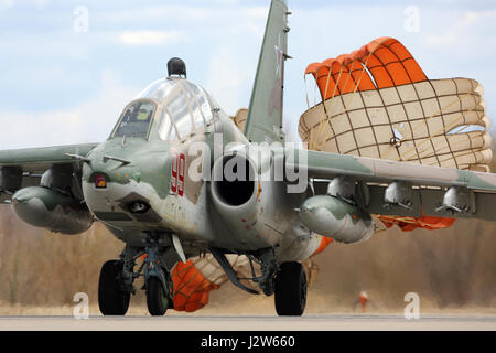 KUBINKA, MOSCOW REGION, Russland - 21. April 2017: Sukhoi Su-25UB Angriff Flugzeug der russischen Luftwaffe während der Victory Day Parade Proben in Kubinka Ki Stockfoto