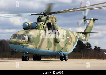 KUBINKA, MOSCOW REGION, Russland - 24. April 2017: Mil Mi-26 RF-93572 schweren Transporthubschrauber der russischen Luftwaffe während Victory Day Parade rehearsa Stockfoto