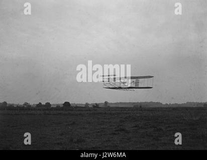 Die 1905 Wright Flyer III, bekannt als erstes erfolgreiches Flugzeug, das einen nachhaltigen und kontrollierten Flug durchführte, erreichte ihren 23. Flug. Dieser Meilenstein markierte eine bedeutende Entwicklung in der Luftfahrtgeschichte und den Innovationen der Brüder Wright. Stockfoto