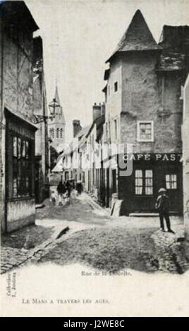 Dieser Titel bezieht sich wahrscheinlich auf eine Straßenszene oder Adresse in Le Mans, insbesondere die Rue de la Douelle, die im 20. Jahrhundert aufgenommen wurde. Sie kann die städtische Entwicklung und die historische Architektur des Gebiets widerspiegeln. Stockfoto