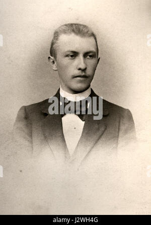 Dieses Bild bezieht sich wahrscheinlich auf Konrad Adenauer, eine Schlüsselfigur der deutschen Geschichte. Er wurde 1876 geboren und war der erste Bundeskanzler der Bundesrepublik Deutschland, der maßgeblich am Wiederaufbau der Nachkriegszeit und der europäischen Integration beteiligt war. Stockfoto