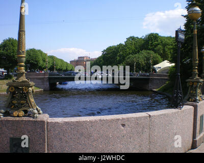 Die 2. Sadovij-Brücke und die Mihailowsky-Burg sind bedeutende Wahrzeichen in St. Petersburg, Russland. Die Brücke überspannt den Fluss Fontanka und verbindet wichtige Teile der Stadt, während die Burg für ihre historische und architektonische Bedeutung als Teil des russischen Kulturerbes bekannt ist. Stockfoto