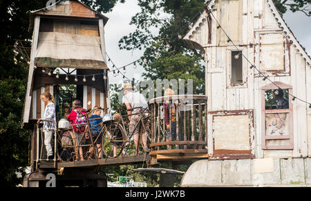 Lulworth Castle, Lulworth Estate, East Lulworth, Dorset, Vereinigtes Königreich. 29. Juli 2016. Kinder und Familie spielen im Camp Bestival Music Festival 2016. © Will Bailey / Alamy Stockfoto