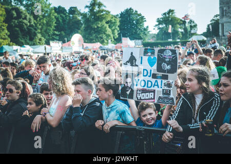 Lulworth Castle, Lulworth Estate, East Lulworth, Dorset, Vereinigtes Königreich. 29. Juli 2016. Die Menge am Lager Bestival Music Festival 2016. © Will Bailey / Alamy Stockfoto