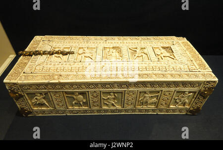 Diese Schatulle aus dem 11. Bis 12. Jahrhundert repräsentiert byzantinisches oder italienisches Kunsthandwerk, das durch komplexe Entwürfe und historische künstlerische Techniken bei der Herstellung von Luxusgegenständen gekennzeichnet ist. Stockfoto