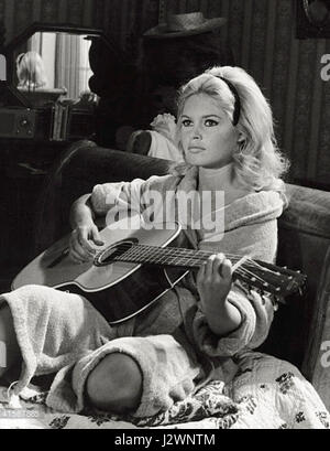 Brigitte Bardot spielt die Hauptrolle in dem 1962 erschienenen Film *A very Private Affair*, der für ihre ikonische Darstellung einer jungen Frau bekannt ist, die sich mit Liebe und Leben auseinandersetzt. Bardots Performance fängt das Wesen des französischen Kinos der 1960er Jahre ein. Stockfoto