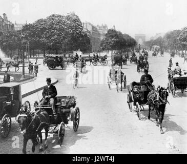 Avenue du Champs Elysées vom Rond Point, den Arc de Triomphe, Paris, Frankreich Stockfoto