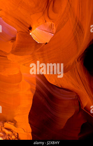 Natürlichen Fenster helle Fackel in das unterirdische Reich der bunte Orange-gelben Sandstrand geheimnisvolle Reich der Lower Antelope Canyon Stockfoto