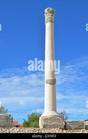 Rekonstruierte antike römische Säule mit korinthische Kapitell gesetzt auf einem Sockel vor blauem Himmel Stockfoto