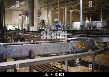 Bier-Produktionslinie. Ausrüstung für die Inszenierung und Abfüllung des fertigen Produkts. Spezielle industrielle technische Gerät werksseitig Stockfoto