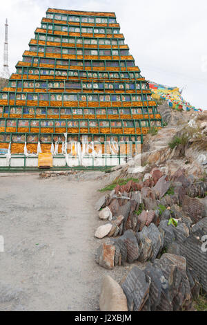 Unvollständige Mani Mani Stein Turm aus Platten Enroute Lingkhor Kora, Lhasa, Tibet. Stockfoto