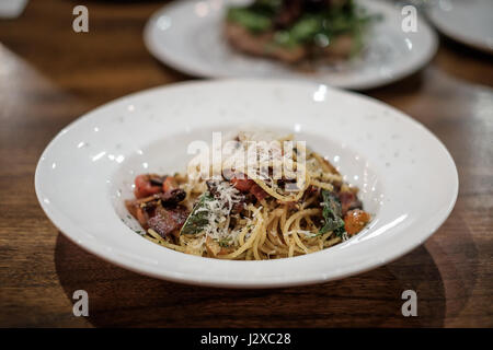 Spaghetti mit Olivenöl, trockenem Chili und Speck, traditionellen italienischen Stil. Stockfoto