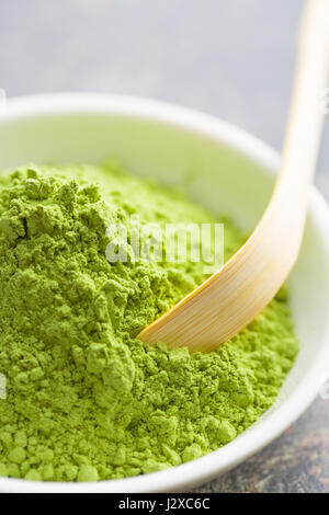 Grünen Matcha Teepulver in Schüssel geben. Stockfoto