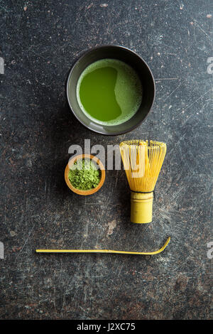 Grünen Matcha Tee, Bambusbesen, Löffel und Tee Pulver. Ansicht von oben. Stockfoto