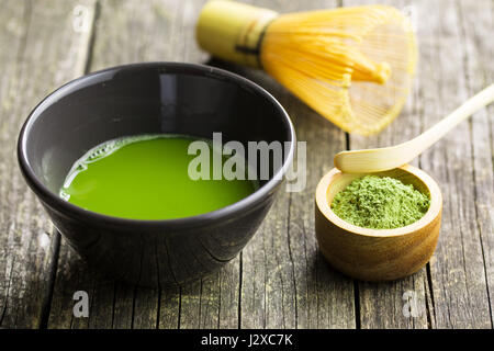 Grünen Matcha Tee, Bambusbesen, Löffel und Tee Pulver. Stockfoto
