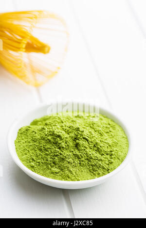 Grünen Matcha Teepulver in Schüssel und Bambus Schneebesen. Stockfoto