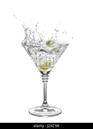 Martini mit Oliven im Glas mit Spritzer isolierten auf weißen Hintergrund. Grüne Olive fällt in den Alkohol cocktail. Spritzer von Martini an der Fa Stockfoto
