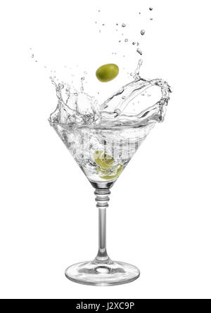 Martini in Glas mit Spritzern und Oliven isoliert auf weißem Hintergrund. Grüne Olive fällt in den Alkohol cocktail. Spritzer von Martini aus der Fal Stockfoto