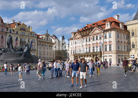 Gruppe von Touristen anhören ihrer Führer auf dem Altstädter Ring im historischen Zentrum von Prag, Tschechische Republik, am 15. August 2016 Stockfoto