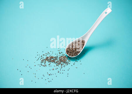 Nahaufnahme der Ealthy Chia-Samen in einem Löffel. Text-Raum. Stockfoto